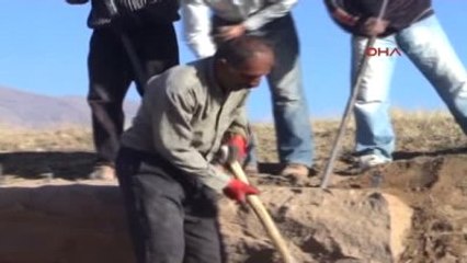 Muş Ekmeklerini Taştan Çıkarıyorlar