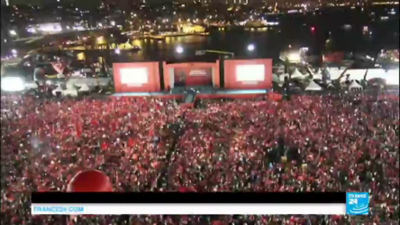 Turquie : des centaines de milliers de Turcs manifestent à Istanbul à l'appel d'Erdogan