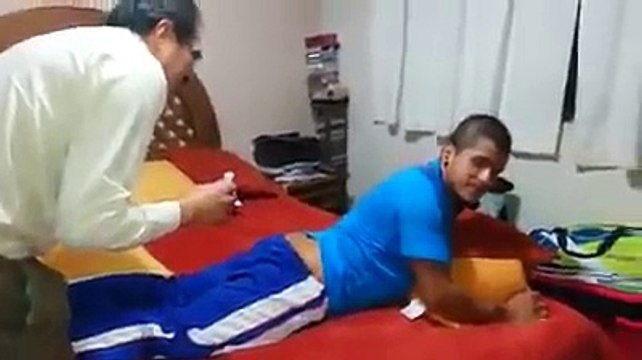 Elle doit piquer son fils mais il a très très peur... Hilarant