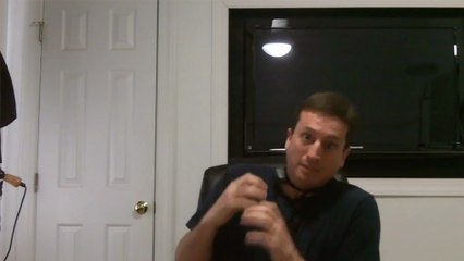 Ce mec test un collier anti-aboiement