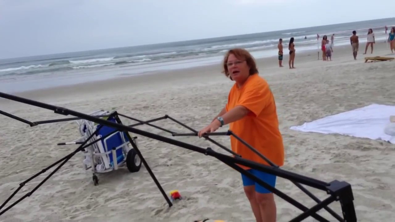 Busted! Two women caught stealing a canopy on the beach, then attack!
