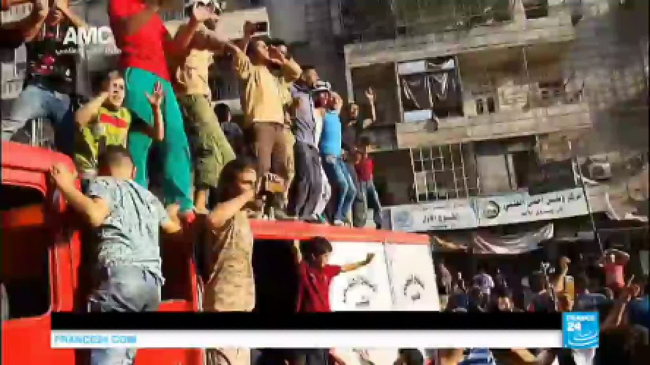Syrie : des dizaines de Syriens dans les rues d'Alep célèbrent la victoire des insurgés