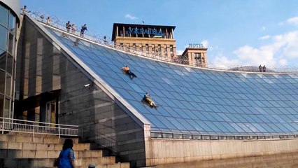 2 ukrainiens glissent sur un toit en verre et c'est le drame