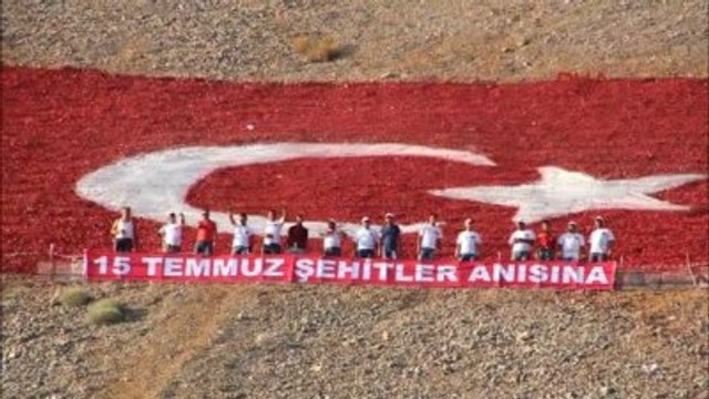 Denizli Dağdaki Dev Türk Bayrağı 15 Temmuz Şehitlerine Adandı