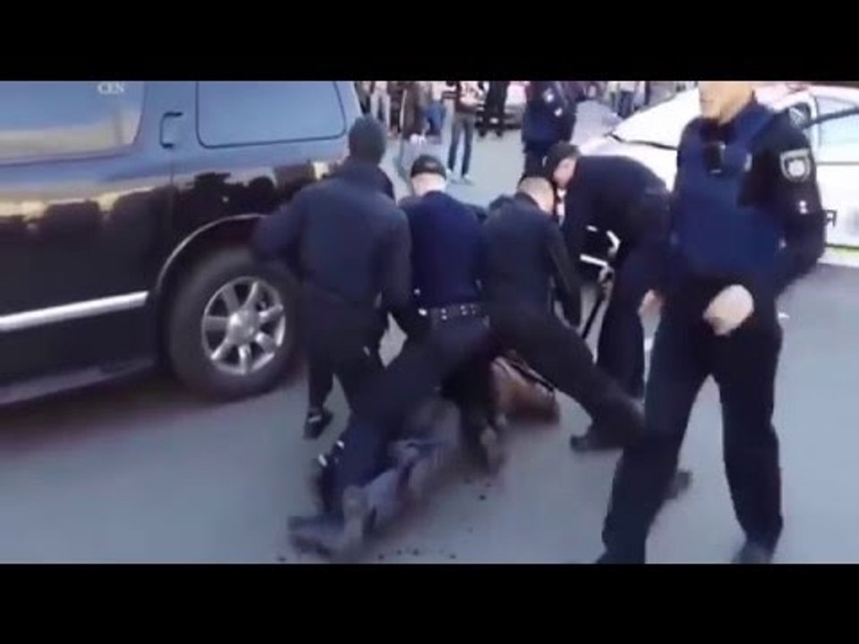 Un ancien champion de lutte se bat contre 7 policiers