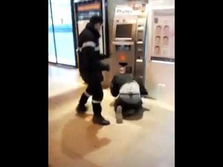 Un agent de sécurité frappe un SDF en gare d'Amiens