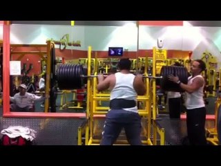 Un homme rate lamentablement son squat à 387 kg