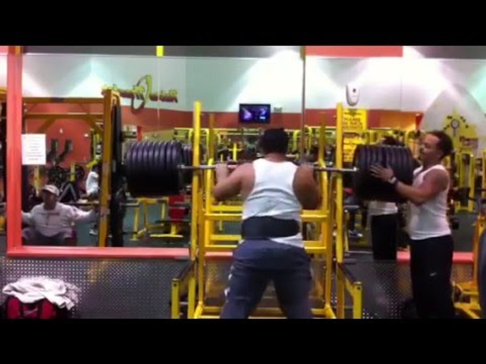 Un homme rate lamentablement son squat à 387 kg