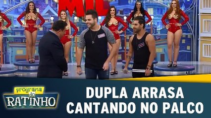 Dupla arrasa cantando no palco