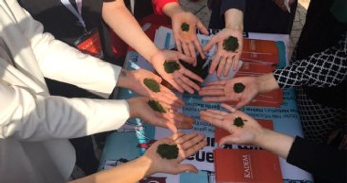 Demokrasi ve Şehitler Mitingi nde Kadınlar Ellerine Kına Yaktı