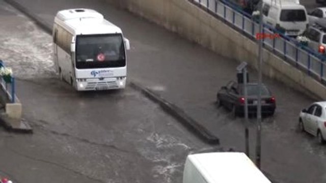 Erzurum'da Sağanak Yağış Hayatı Felç Etti 2