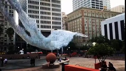 Une sculpture kinétique totalement hypnotisante qui semble flotter dans un parc de Los Angeles