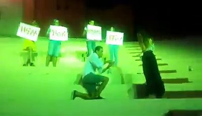 تونسي يفاجىء حبيبته و يطلب منها الزواج في مسرح الهواء الطلق سيدي الظاهر بسوسة