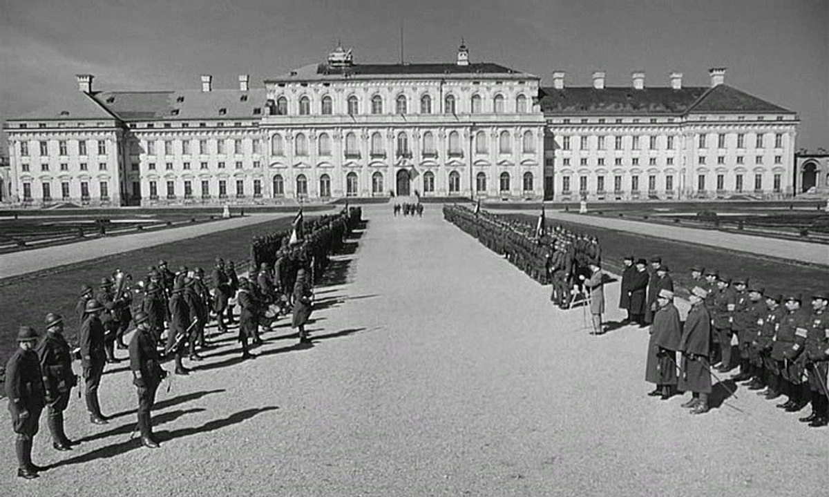 Stanley Kubrick - Paths of Glory (USA, 1957) (Scene 1/2) [Kirk Douglas]