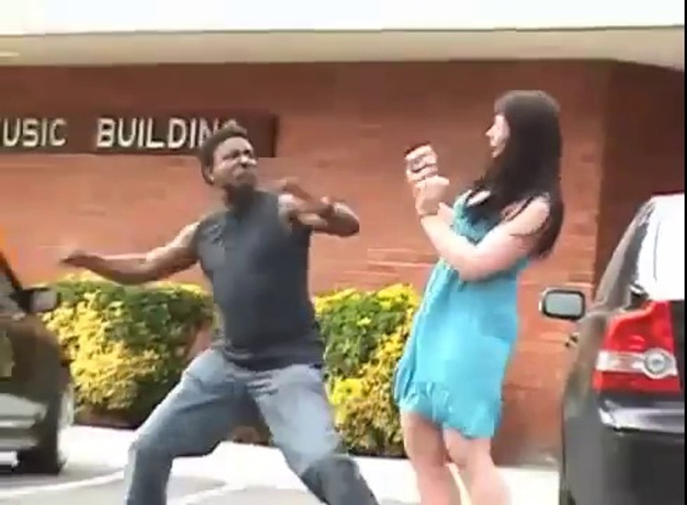 Un homme veut frapper sa copine quand tout à coup....