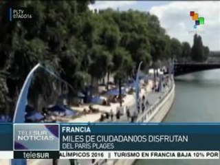 Disfrutan parisinos del Sena convertido en playa gigantesca