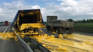 Yellow driver, car crash in Russia (Part 1) – Фура въехала в грузовик с желтой краской (Часть 1)