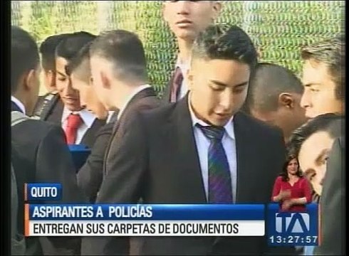 Aspirantes a policías entregan sus carpetas de documentos