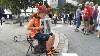 A 11ans, Baptiste fait valser le pavé avec son accordéon