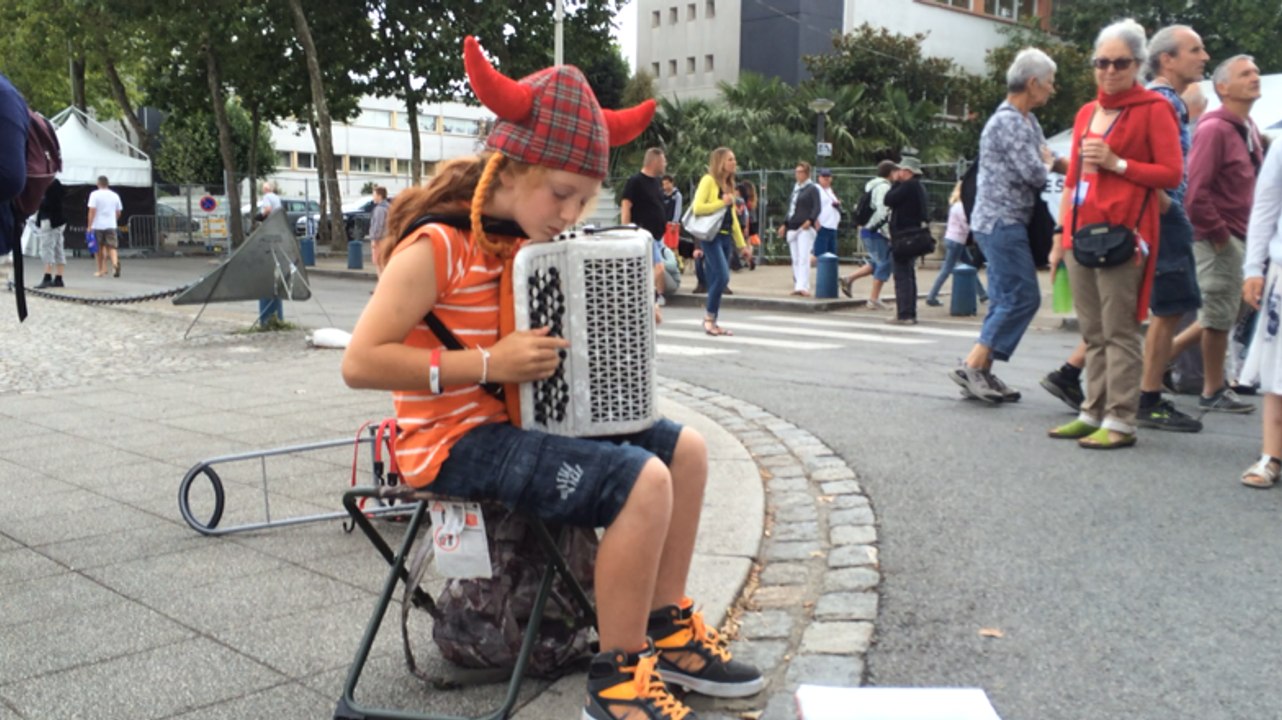 A 11ans, Baptiste fait valser le pavé avec son accordéon