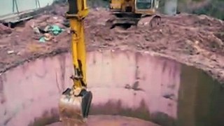 挖掘机10 16加长滑臂沉井施工