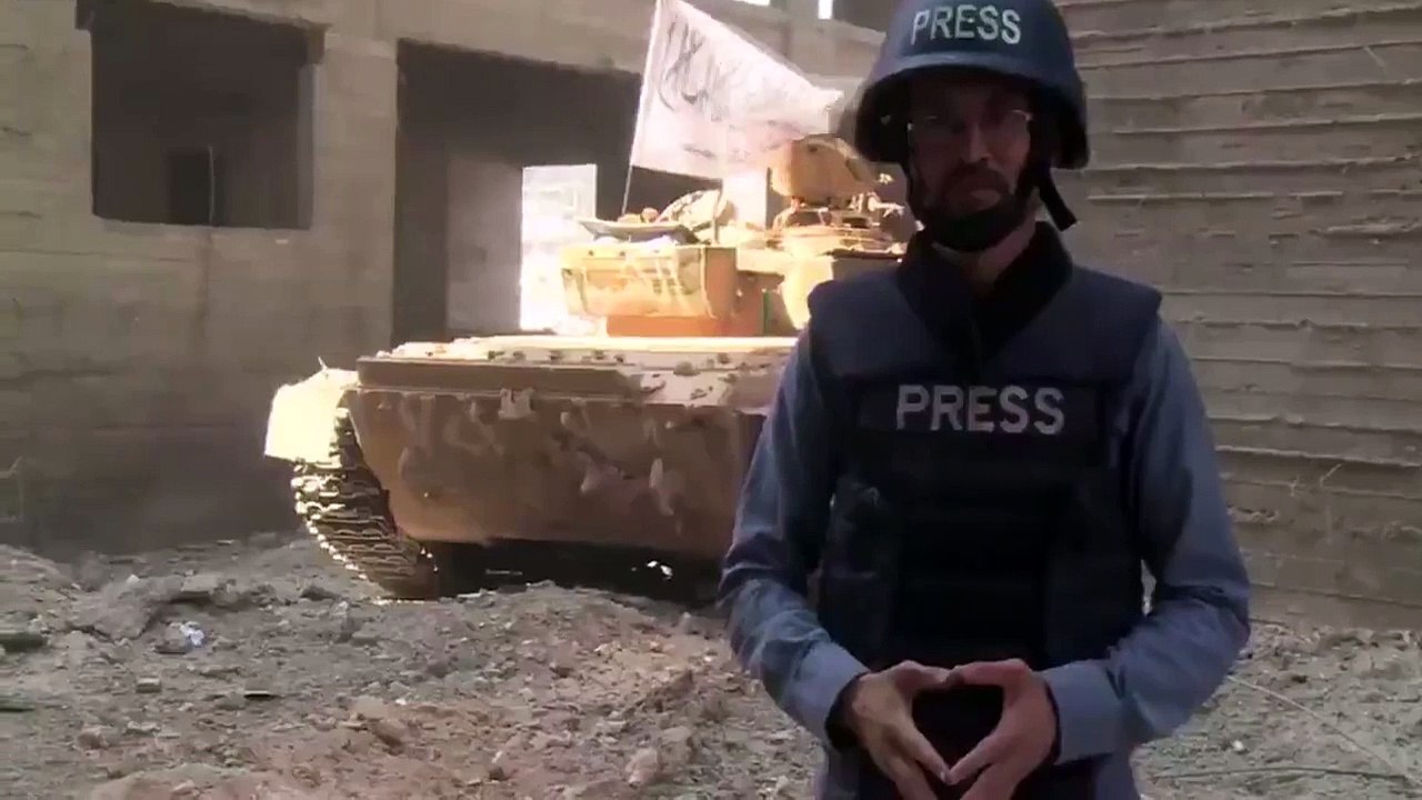 Un reporter interrompu par un bombardement.