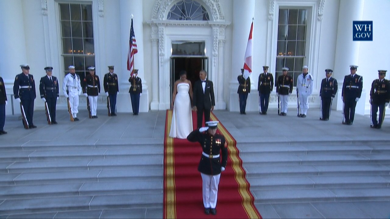 President Obama Greets Singapore Prime Minister In Royal Fashion