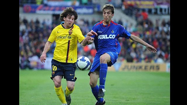 Blonde Lionel Messi is either a Chicago Bulls fan or a Derrick Rose fan