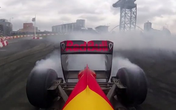 Coulthard quemando rueda con un Red Bull de F1