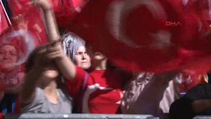 İzmir'de Halk Meydanları Doldurmaya Devam Ediyor