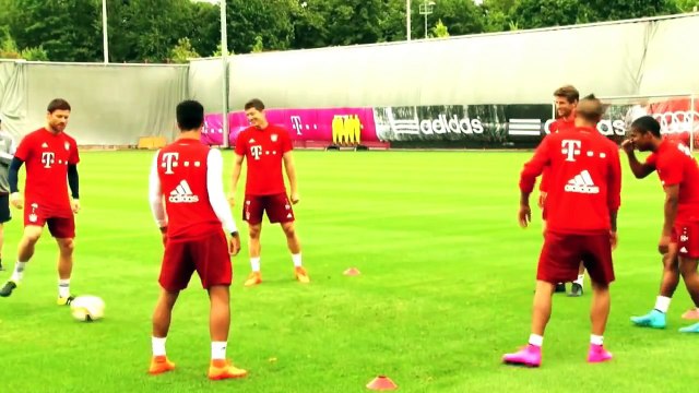 Douglas Costa outshines Vidal in Bayern's nutmeg duel