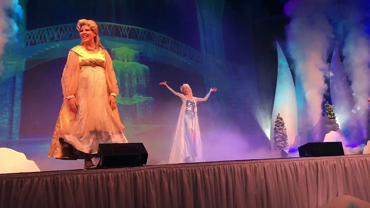 Frozen's Sing-Along "Let It Go" Finale