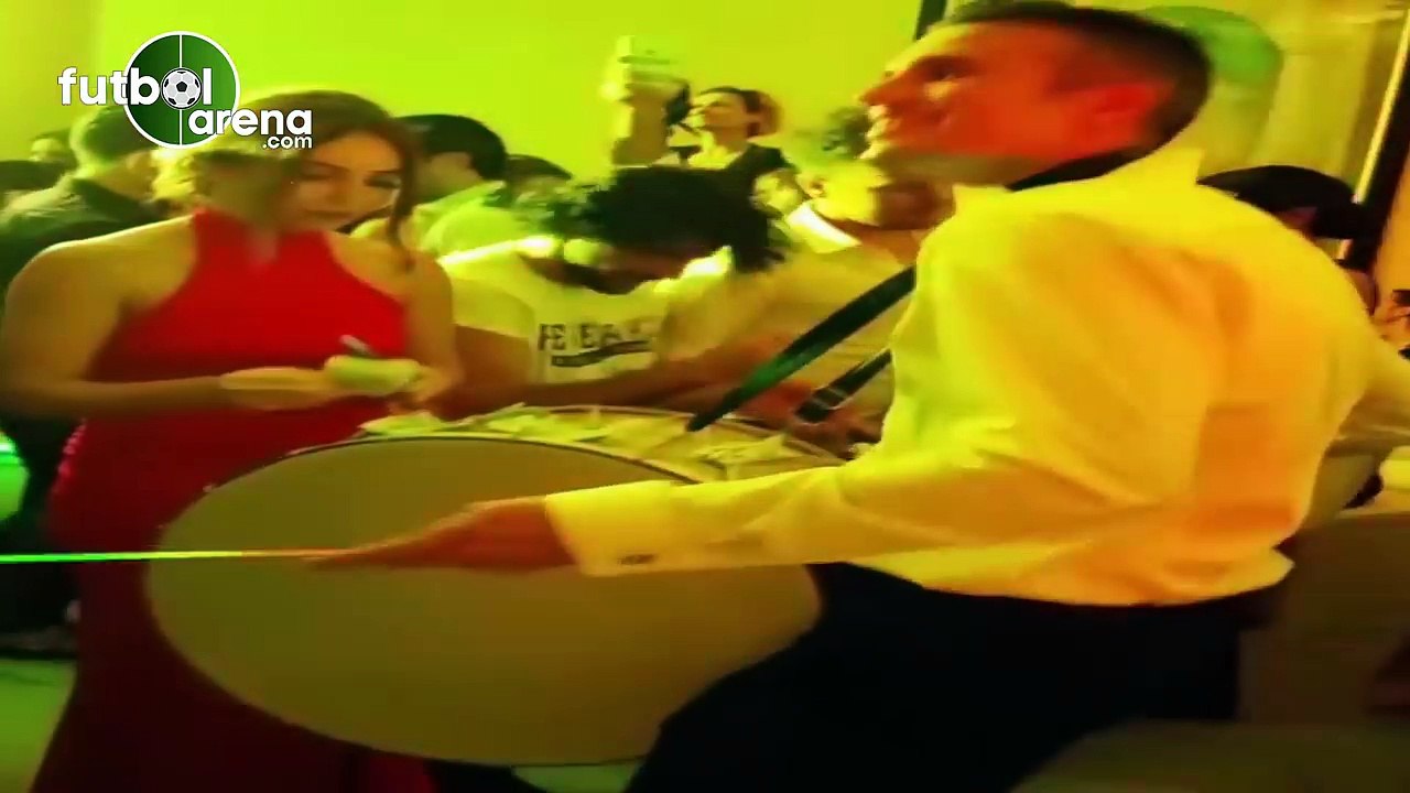 Van Persie Hasan Ali Kaldırım'ın  dügününde davul çaldı