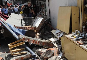 Beyoğlu'nda lokanta duvarının devrilme anı kamerada