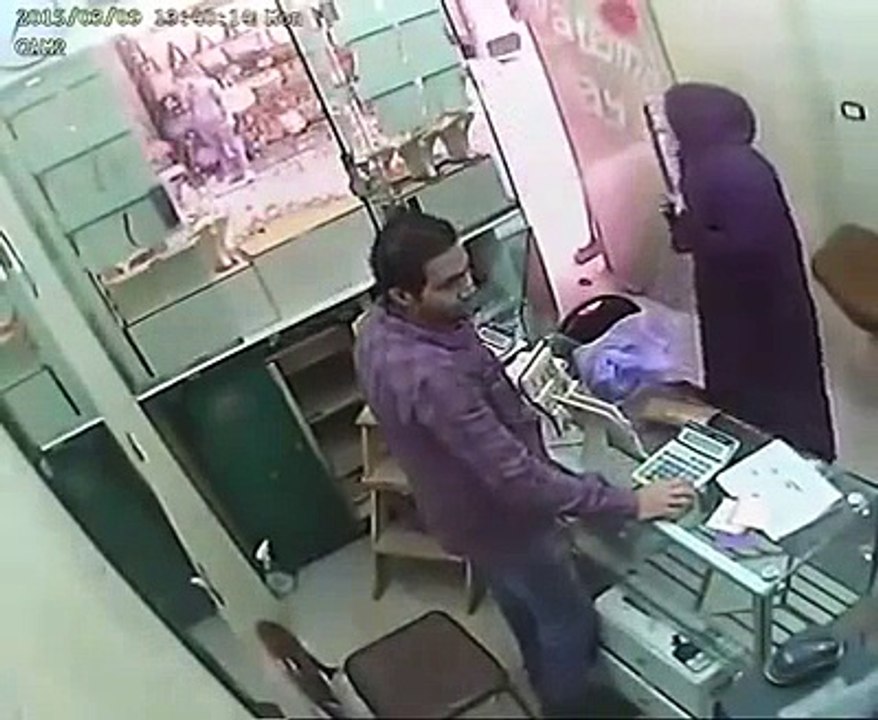 clever lady stunned on shop keeper