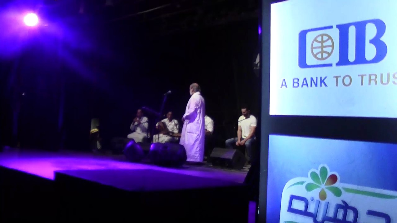 عامر التونى يحيى حفل "المولوية"  بساقية الصاوى حافى القدمين