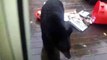Un ours affamé vient piquer les pommes sur la terrasse... Ahahah