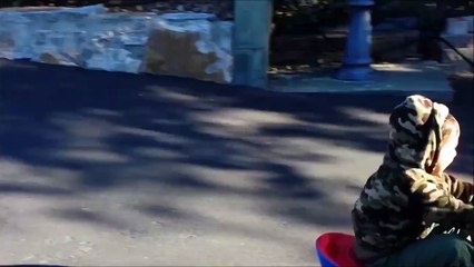 Quand maman s'amuse avec les jouets de ses enfants... Fail