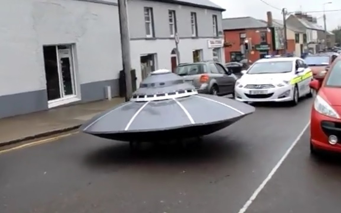 Improbable la police poursuit une soucoupe volante.