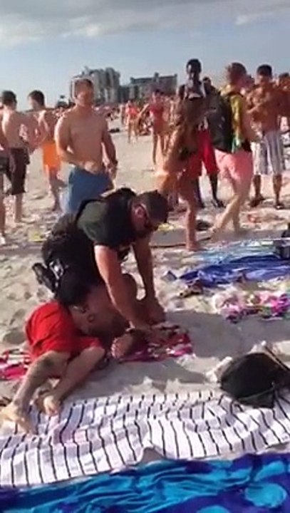 Policier VS deux hommes sur la plage (Floride) - Costaud le mec