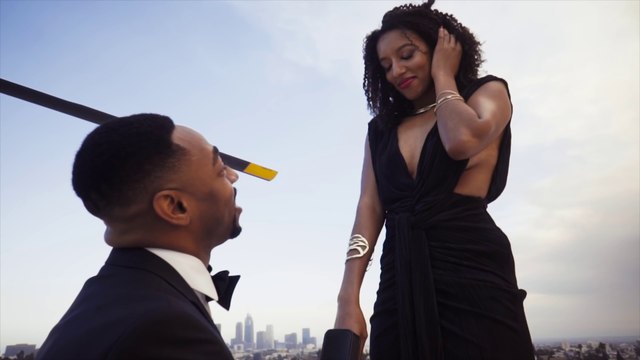 Demande en mariage incroyable avec faux shooting photo pour piéger sa future femme