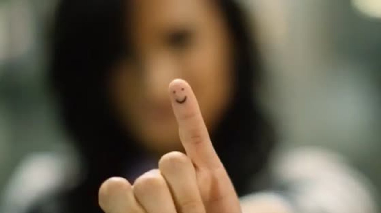 Demi Lovato zeigt ihr Tattoo auf dem kleinen Finger