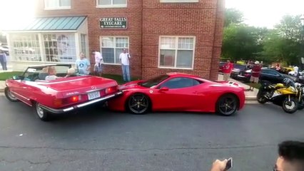 Elle escalade une Ferrari avec sa voiture