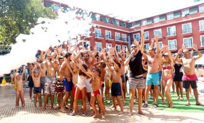 Kemer'de Tatilciler Havuz Başında Köpükle Serinliyor