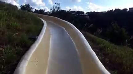 Il chute sur des rochers depuis un toboggan à eau