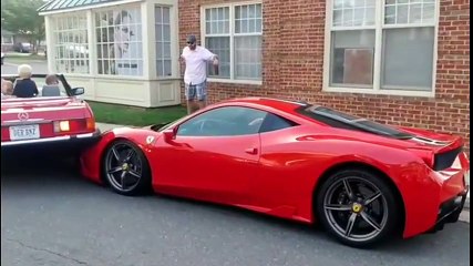 ¡Señora monta su coche en un Ferrari! ¿Cómo lo hizo?