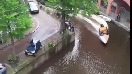 Accident impressionnant Il va le propulser dans l'eau avec son 4x4