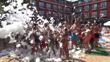 Kemer Havuz Başında Köpüklü Serinlik