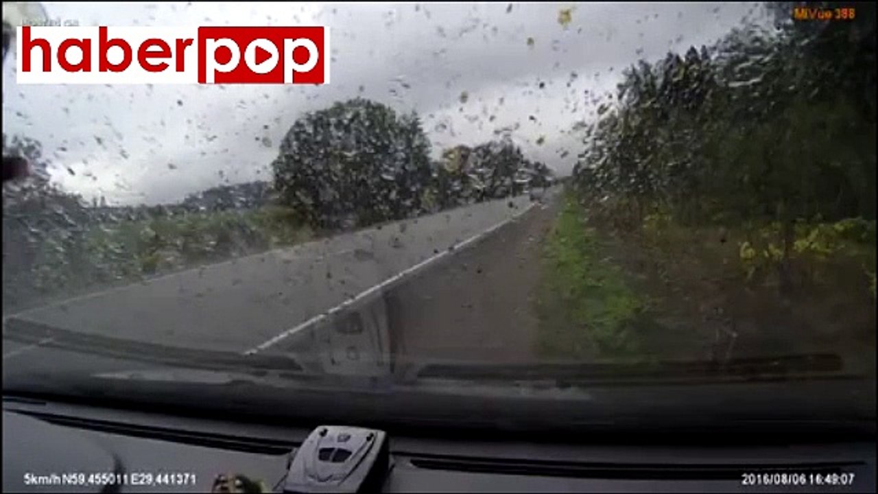 Hatalı sollama yapan şoför camdan fırladı #kaza #rusya