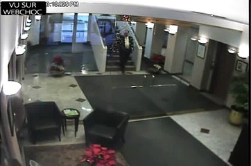 Il tombe dans une fontaine pleine d eau habillé en costume !